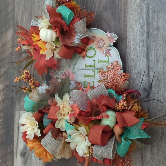 A Gorgeous, Hello Fall wreath - Picture 4 of 10